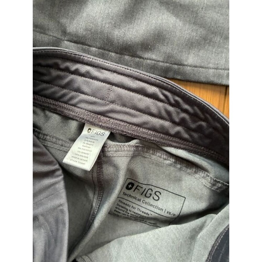 Figs Gray Scrub Top and Pants Set Women's XS - Picture 3 of 5